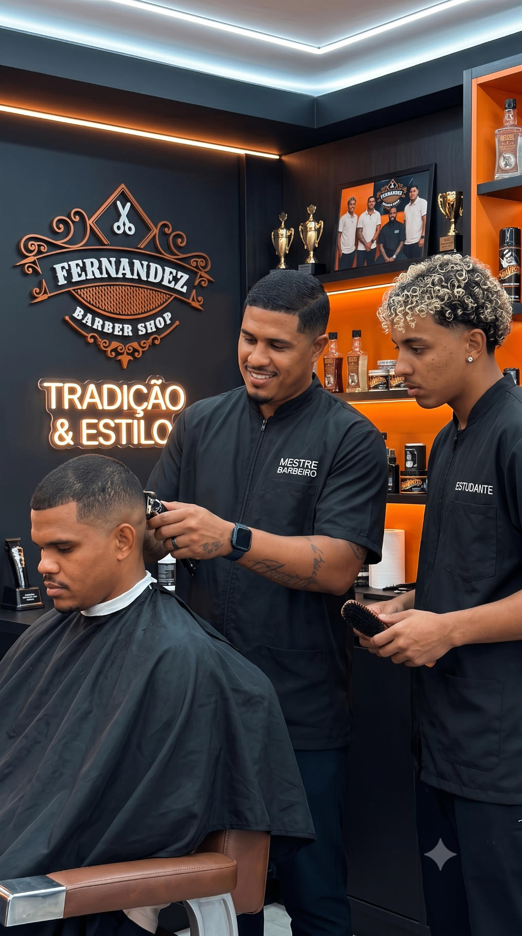 Instrutor da Legacy Barber School ensinando aluno